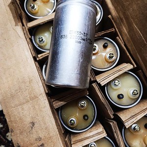 Конденсатор К50-37  63 В  22000 мкФ