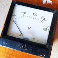 Стрелочный вольтметр переменного тока Э378 щитовой аналоговый (0–250В, 1970 г., ГОСТ 8711-60)